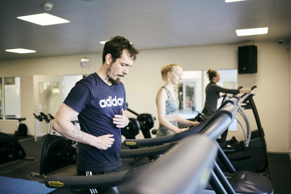 Fitnesseleverne træner på løbebåndene, så de ved, hvad det er, deres kommende kunder oplever.