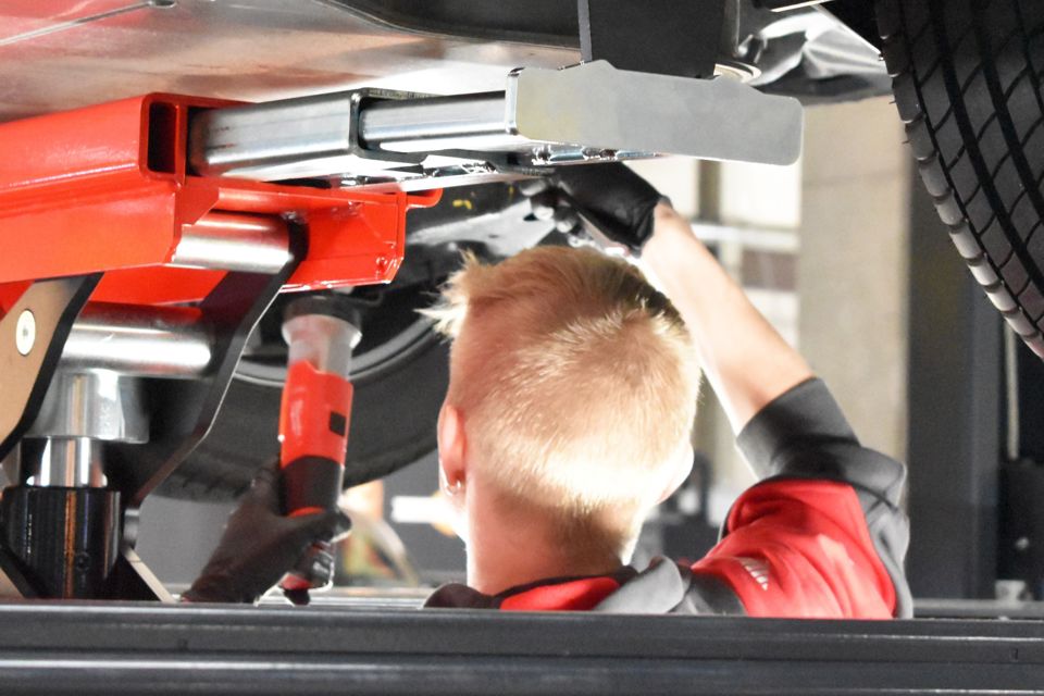 Mekanikerlærlingen Silas fejlsøger på en bil under konkurrencen DM i Skills 2024.