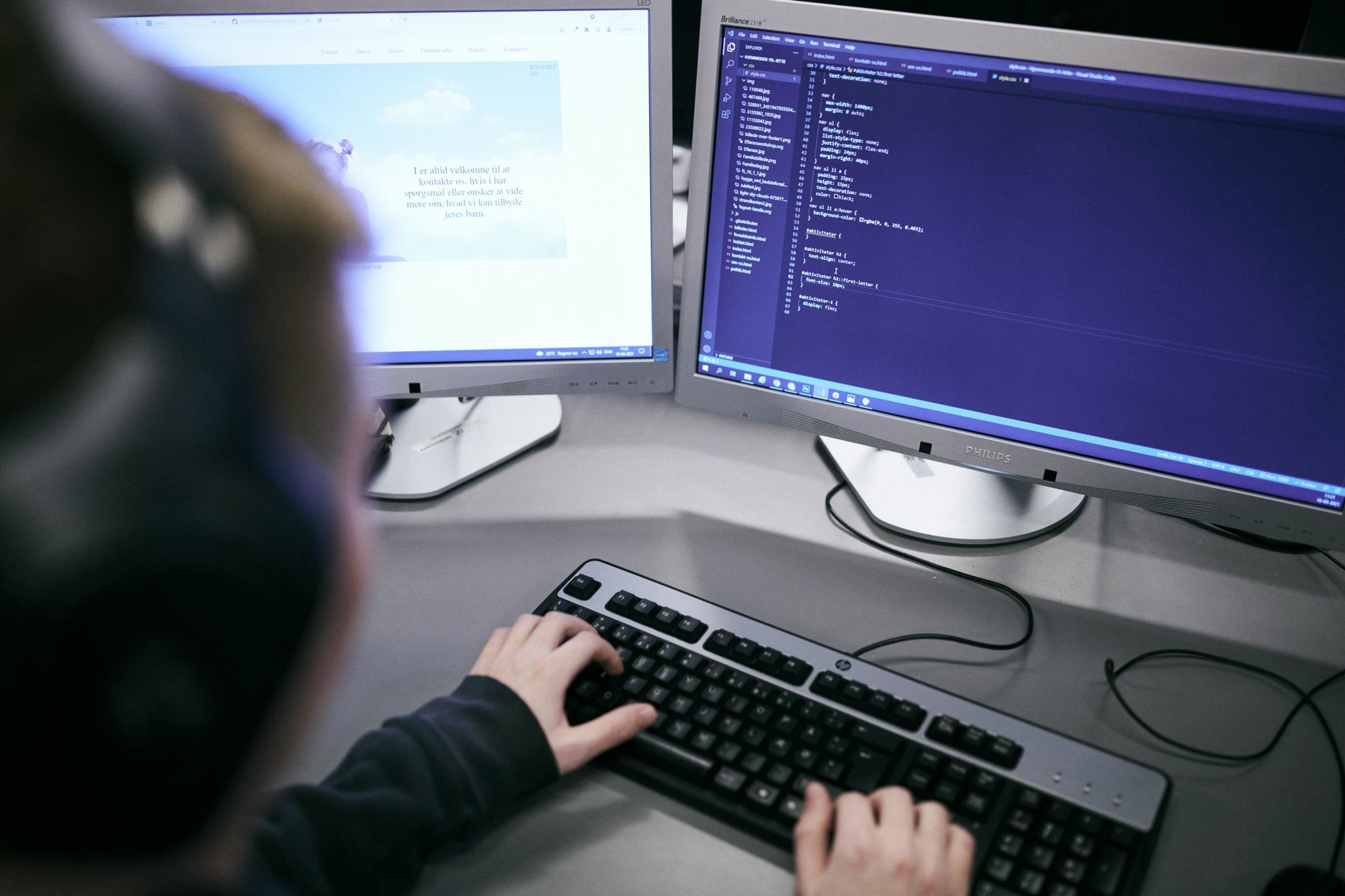 En elev på Hansenbergs webudvikleruddannelse sidder og koder på en af Hansenbergs computere.