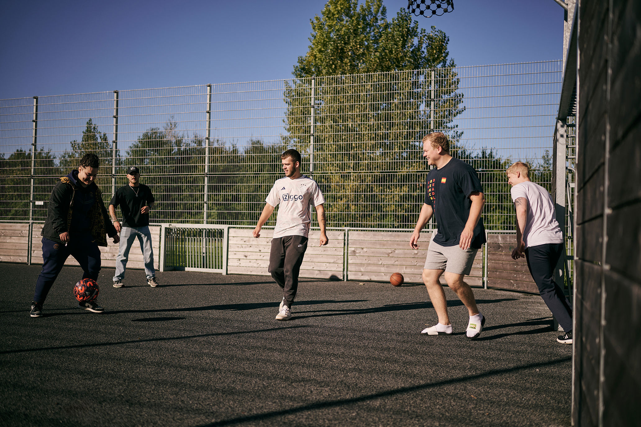 Elever spiller fodbold på Hansenbergs multibane.