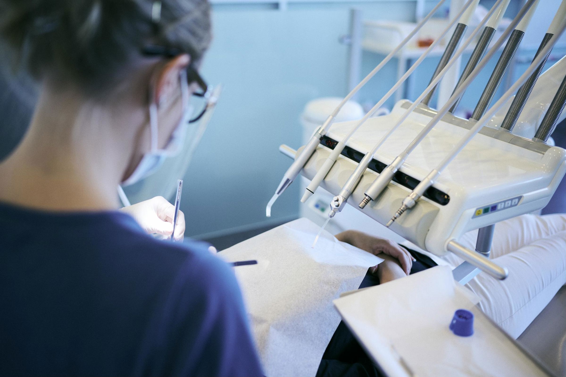På Hansenbergs tandklinik findes noget af det samme udstyr, som eleverne på tandklinikassistentuddannelsen møder på de rigtige tandklinikker.
