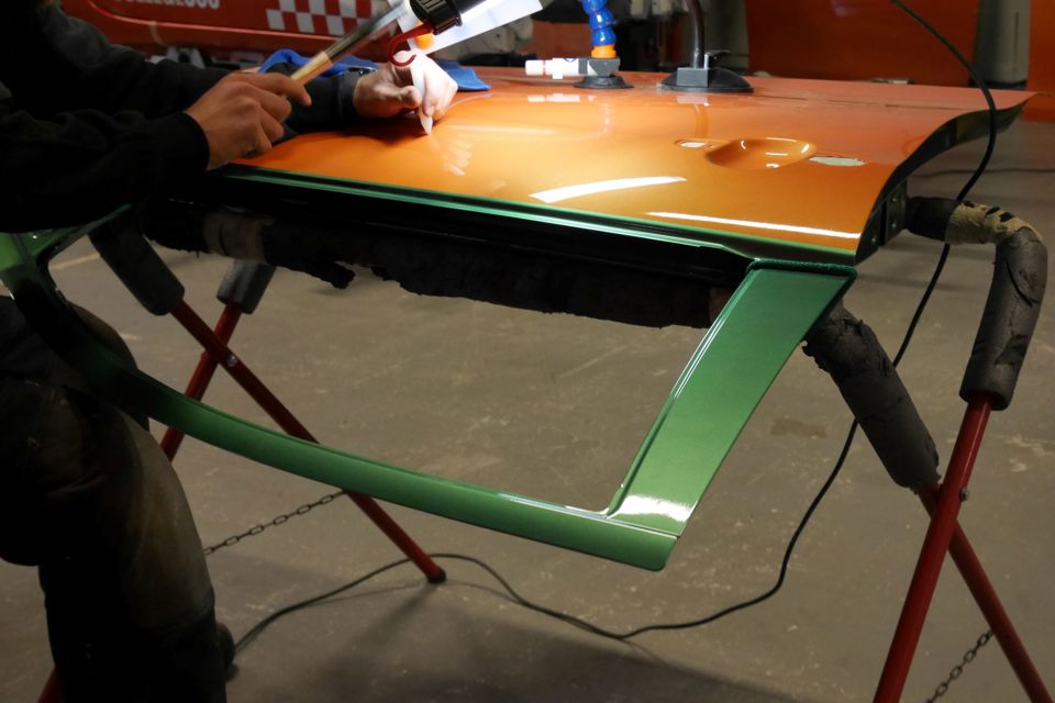 På karrosseriteknikeruddannelsen lærer du bl.a. at glatte buler ud og skifte dele af karrosseriet