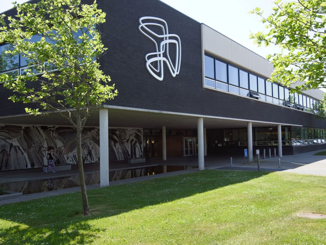 Hovedbygningen med Hansenbergs logo på skolens adresse Skovvangen 28 i Kolding.