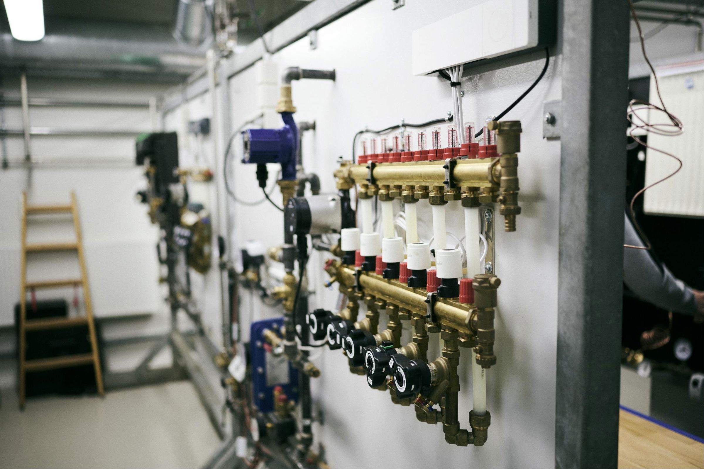 Et fjernevarmeanlæg i Hansenbergs vvs-energiværksted.