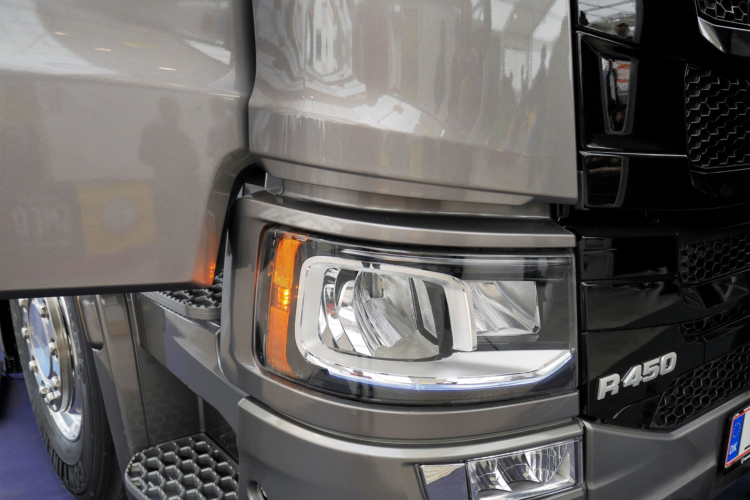 Lygter og blinklys på en lastvogn - skal du også lære at reparere på uddannelsen til lastvognsmekaniker.