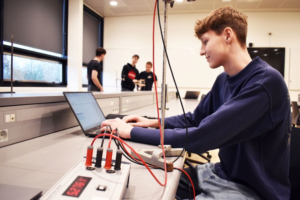 Fysikforsøg på Hansenberg Tekniske Gymnasium. HTX.