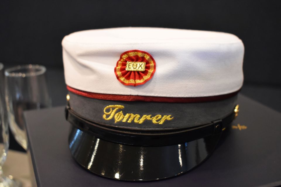 En EUX-studenterhue til en tømrer, du kan tage flere erhvervsuddannelser (EUD) med EUX.