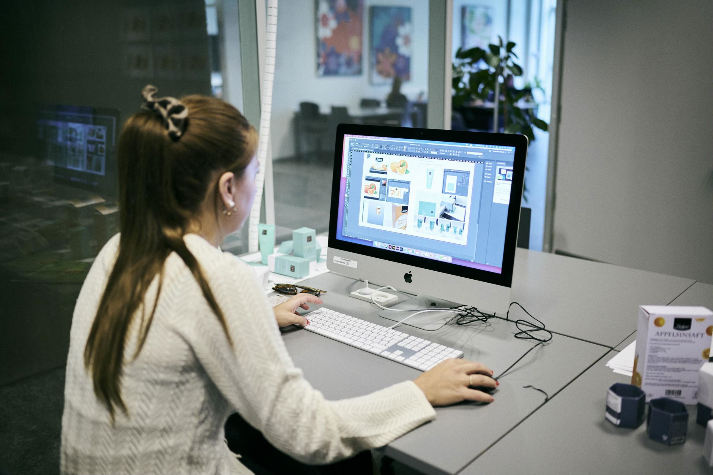 En elev på mediegrafikeruddannelsen på Hansenberg designer og skaber flotte visuelle udtryk på skolens iMac.