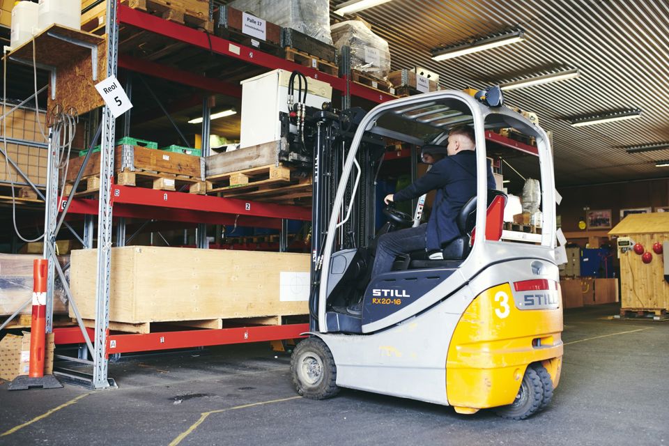 På lager- og terminaluddannelsen lærer du at køre gafffeltruck og får truckcertifikat.
