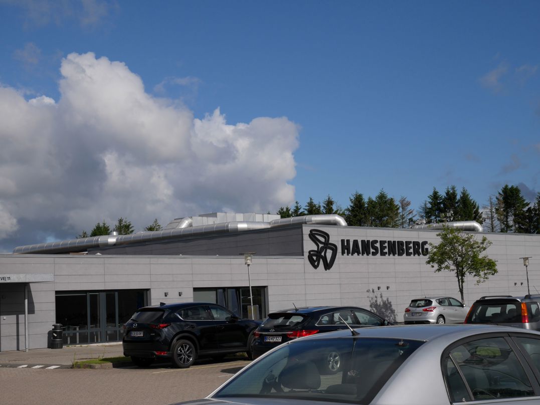 Parkeringspladsen foran hovedindgangen til Hansenbergs afdeling på C.F. Tietgens Vej i Kolding.
