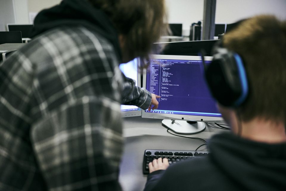 Eleverne på uddannelsen til webudvikler vurderer de indtastede koder på computerskærmen.