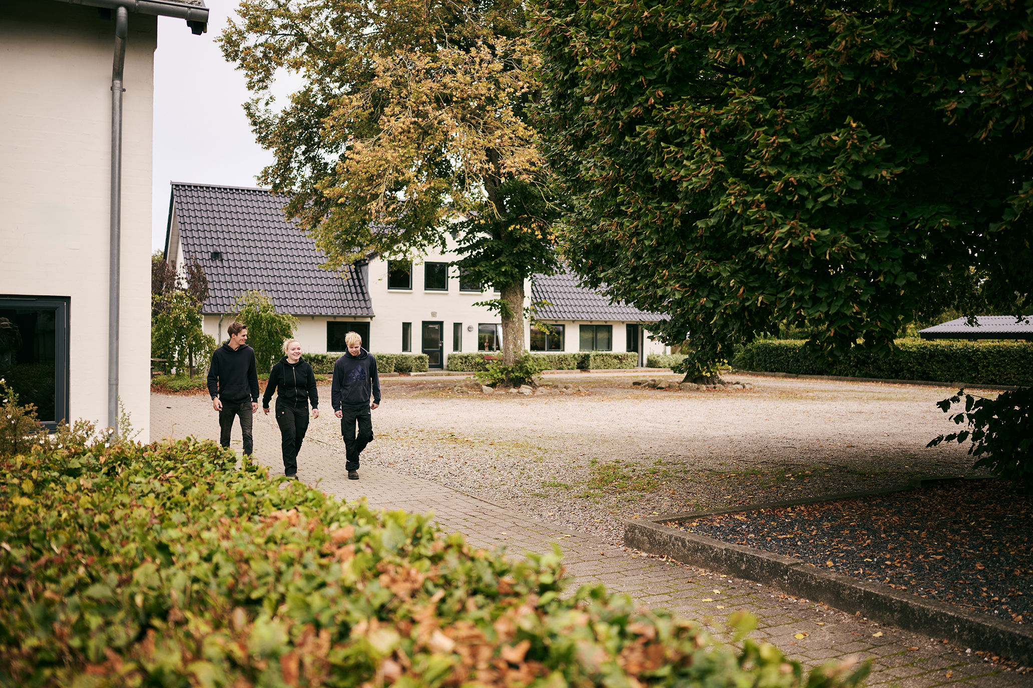 Nogle af eleverne på Hansenbergs adresse i Vranderup er på vej fra receptionen hen til undervisningsbygningerne.