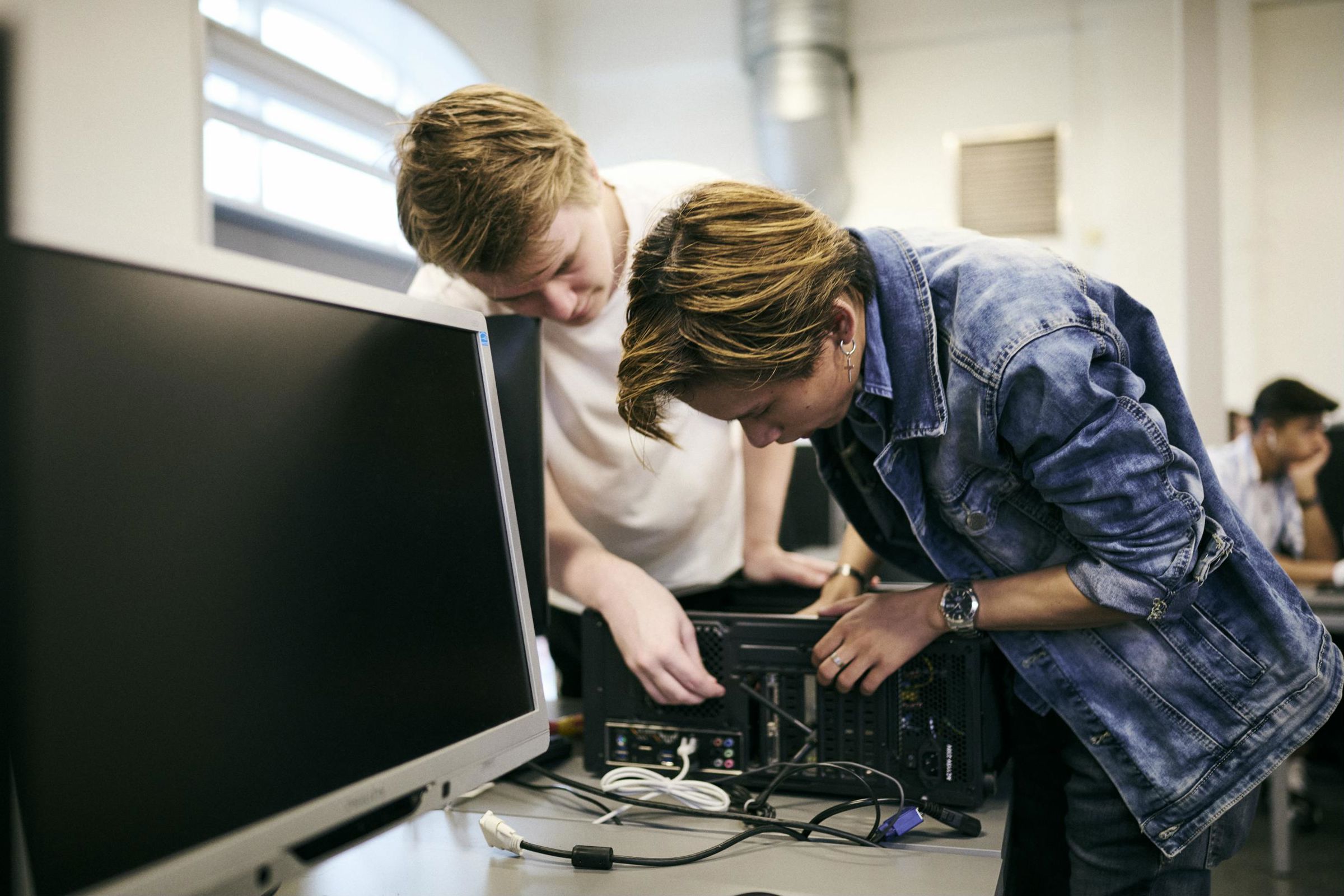 To studerende i gang med at samle en computer med skruetrækker, Hansenberg