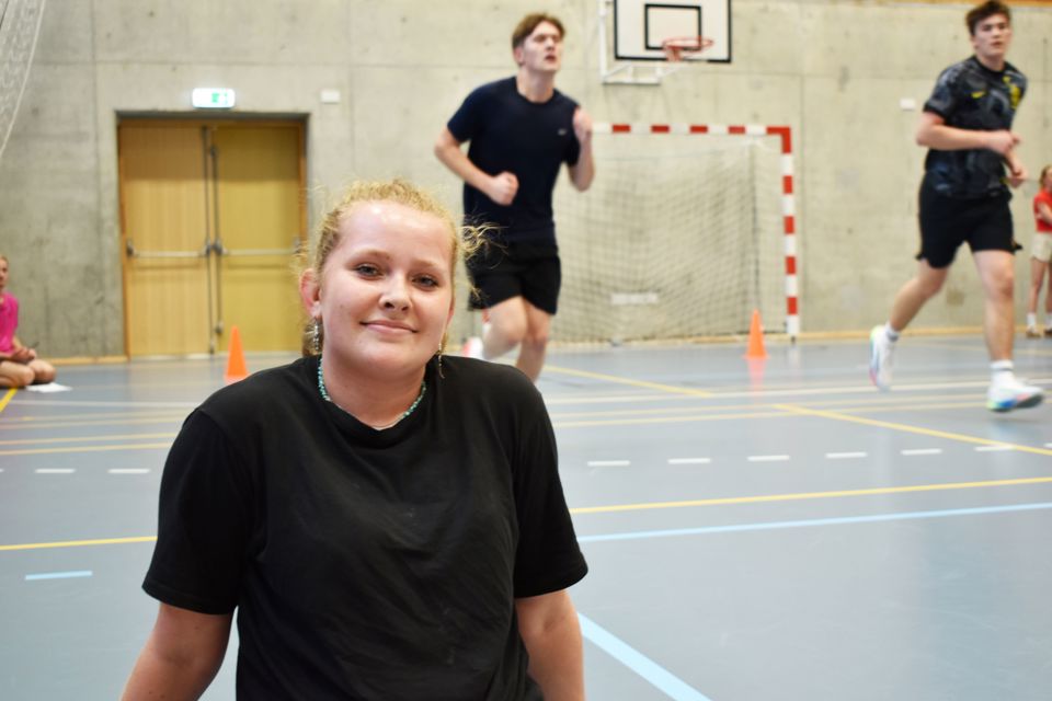 En elev nyder en kort pause under idræt på HTX, Hansenberg Tekniske Gymnasium.