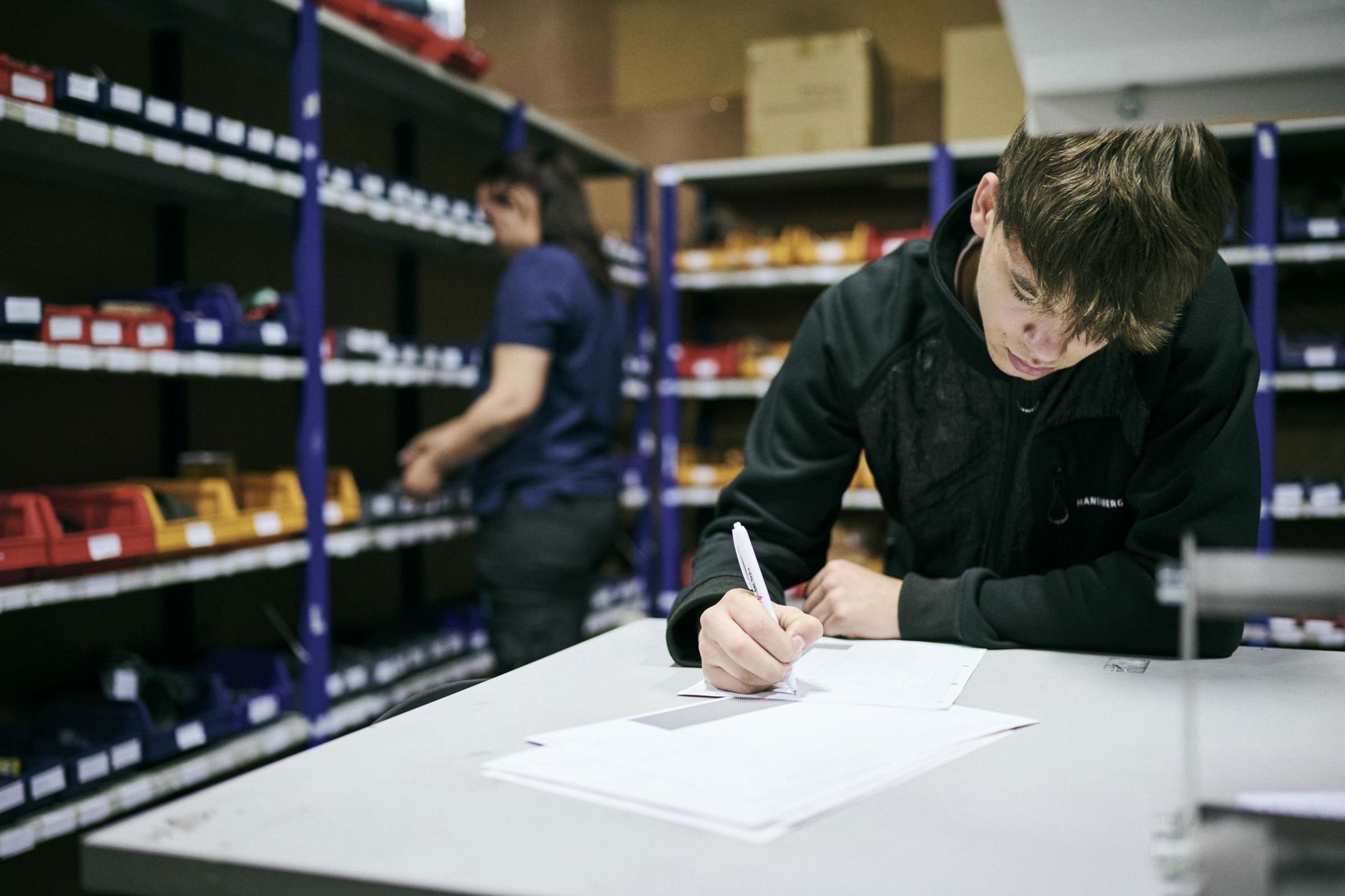 Som elev på lager- og terminaluddannelsen lærer du om vigtigheden af et godt lagerstyringssystem.