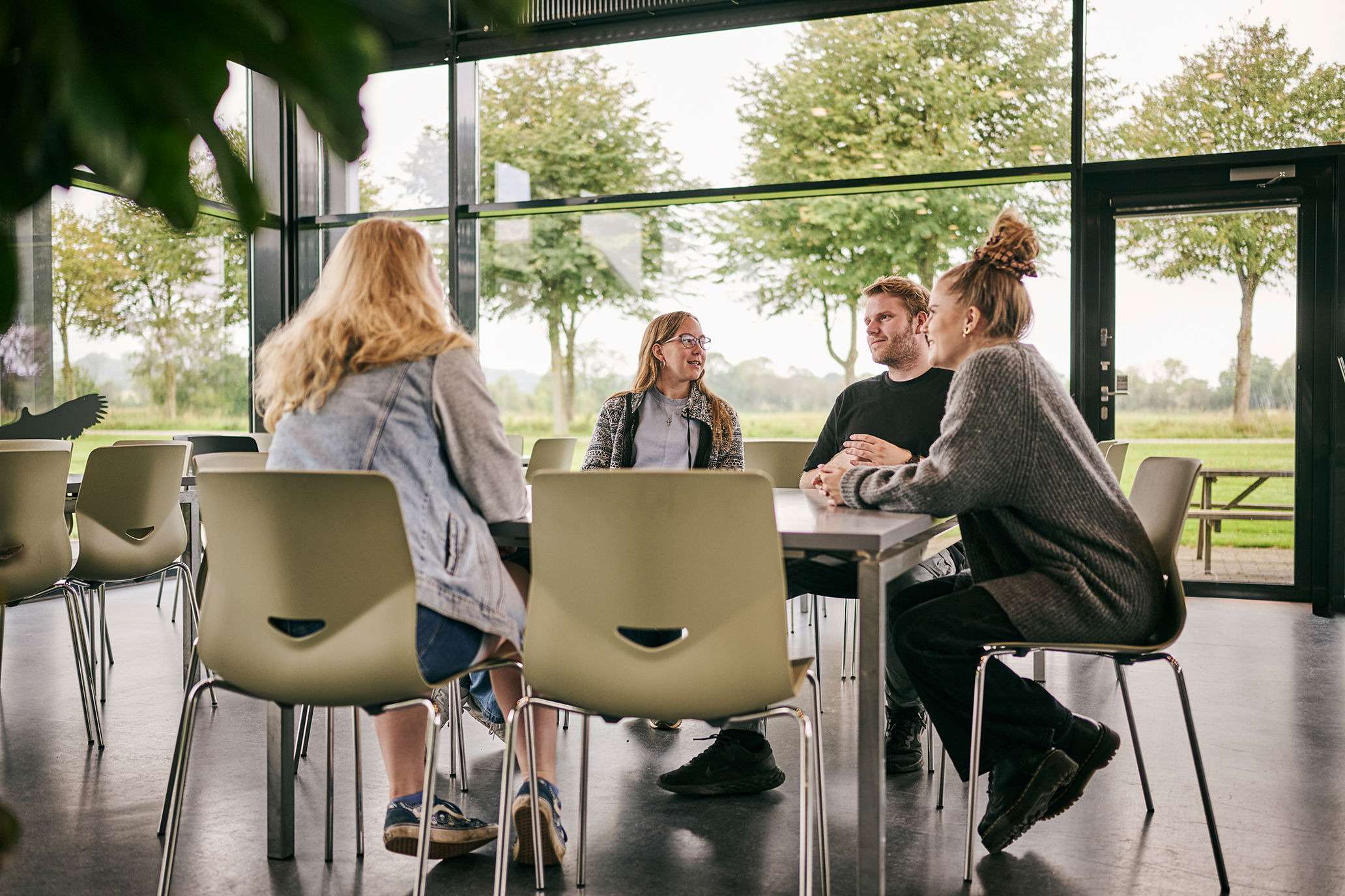 Nogle af eleverne på skolens adresse i Vranderup sidder sammen i bistroen.