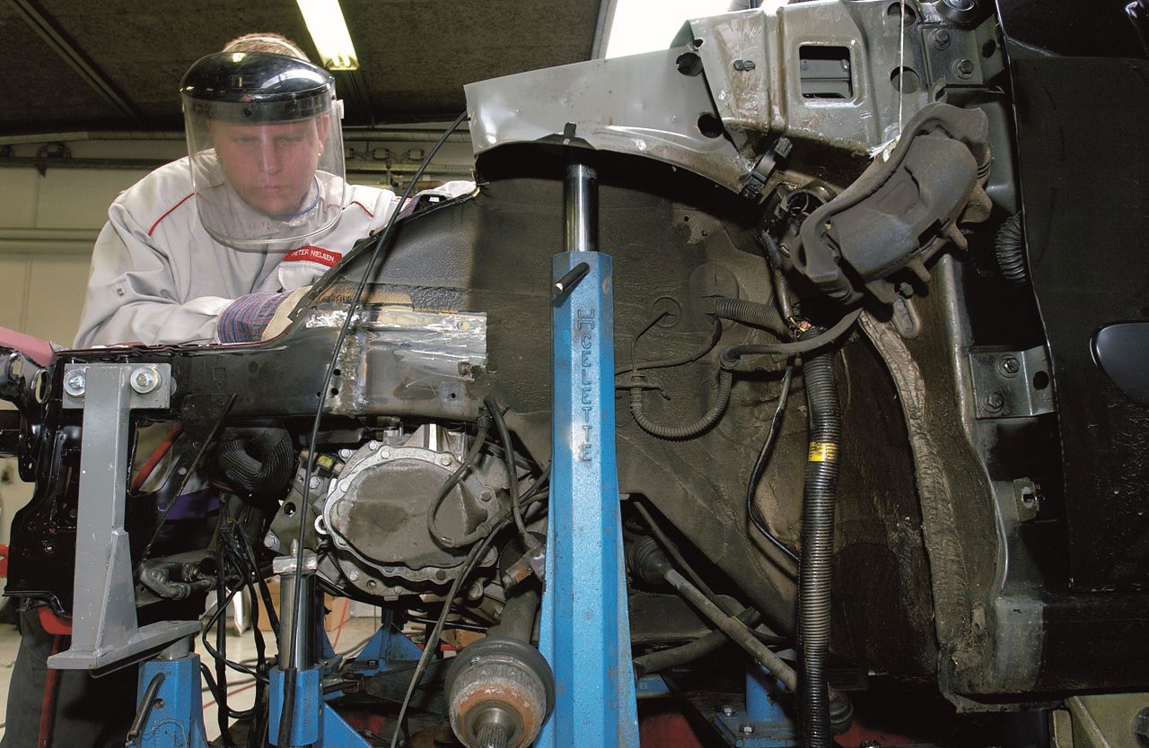 På karrosseriteknikeruddannelsen lærer du bl.a. at ordne større reparationsopgaver på bilens karrosseri.