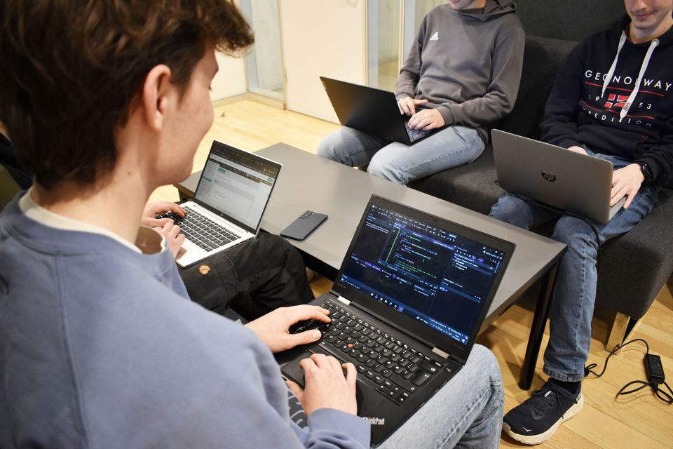 4 elever sidder i hyggehjørnet og programmerer på HTX, Hansenberg Tekniske Gymnasium.